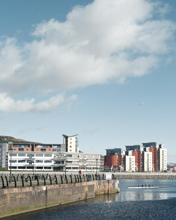 Beach On The Doorstep Meridian Tower Marina Swansea Apartment Екстериор снимка