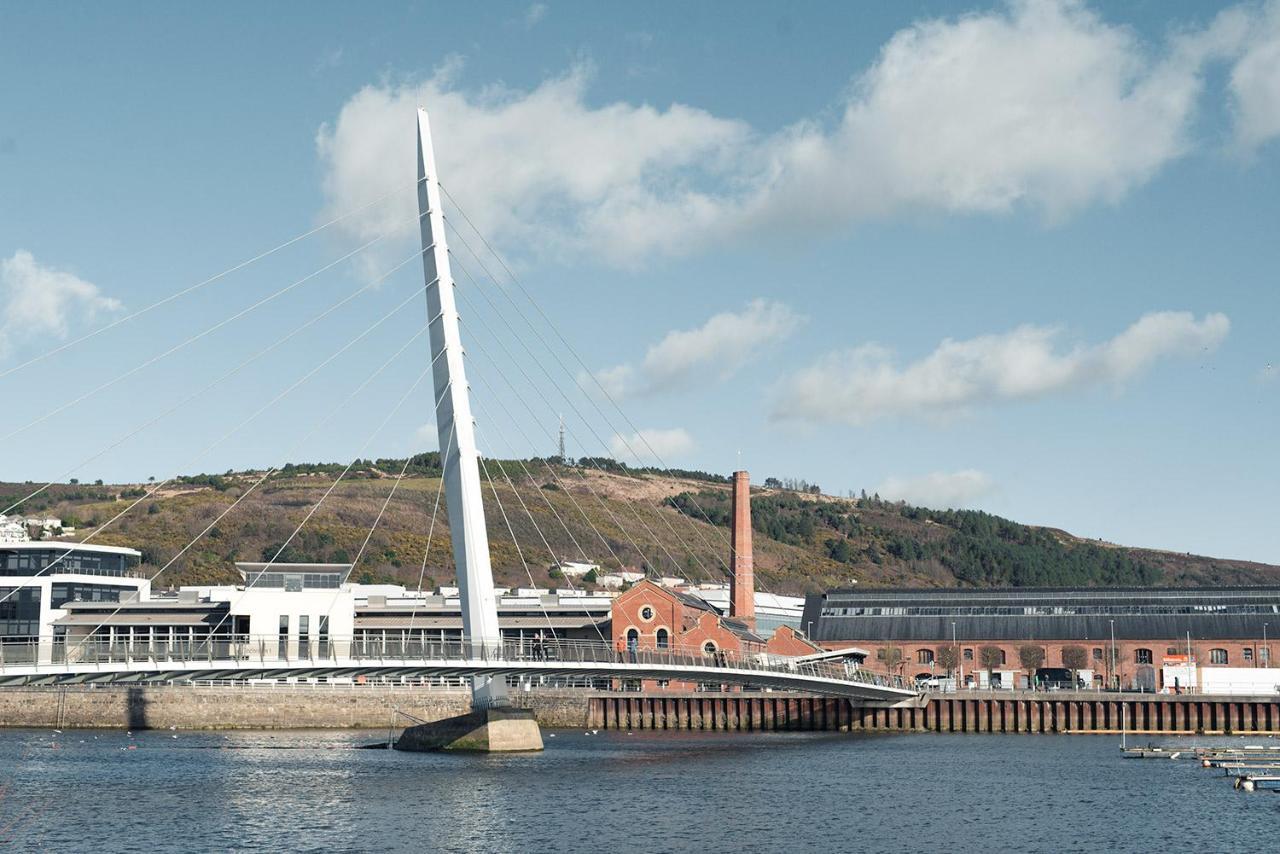 Beach On The Doorstep Meridian Tower Marina Swansea Apartment Екстериор снимка