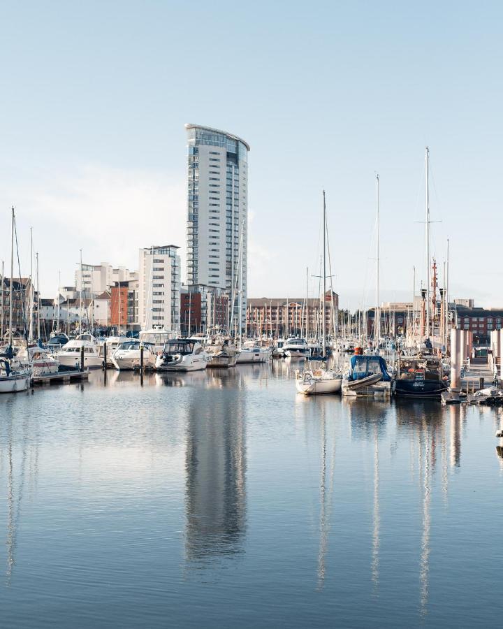 Beach On The Doorstep Meridian Tower Marina Swansea Apartment Екстериор снимка